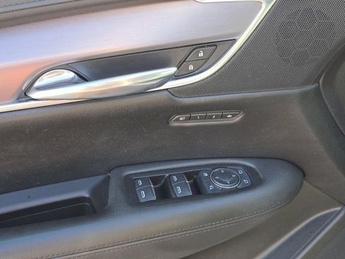 Used 2017 Cadillac XT5 Luxury image 35