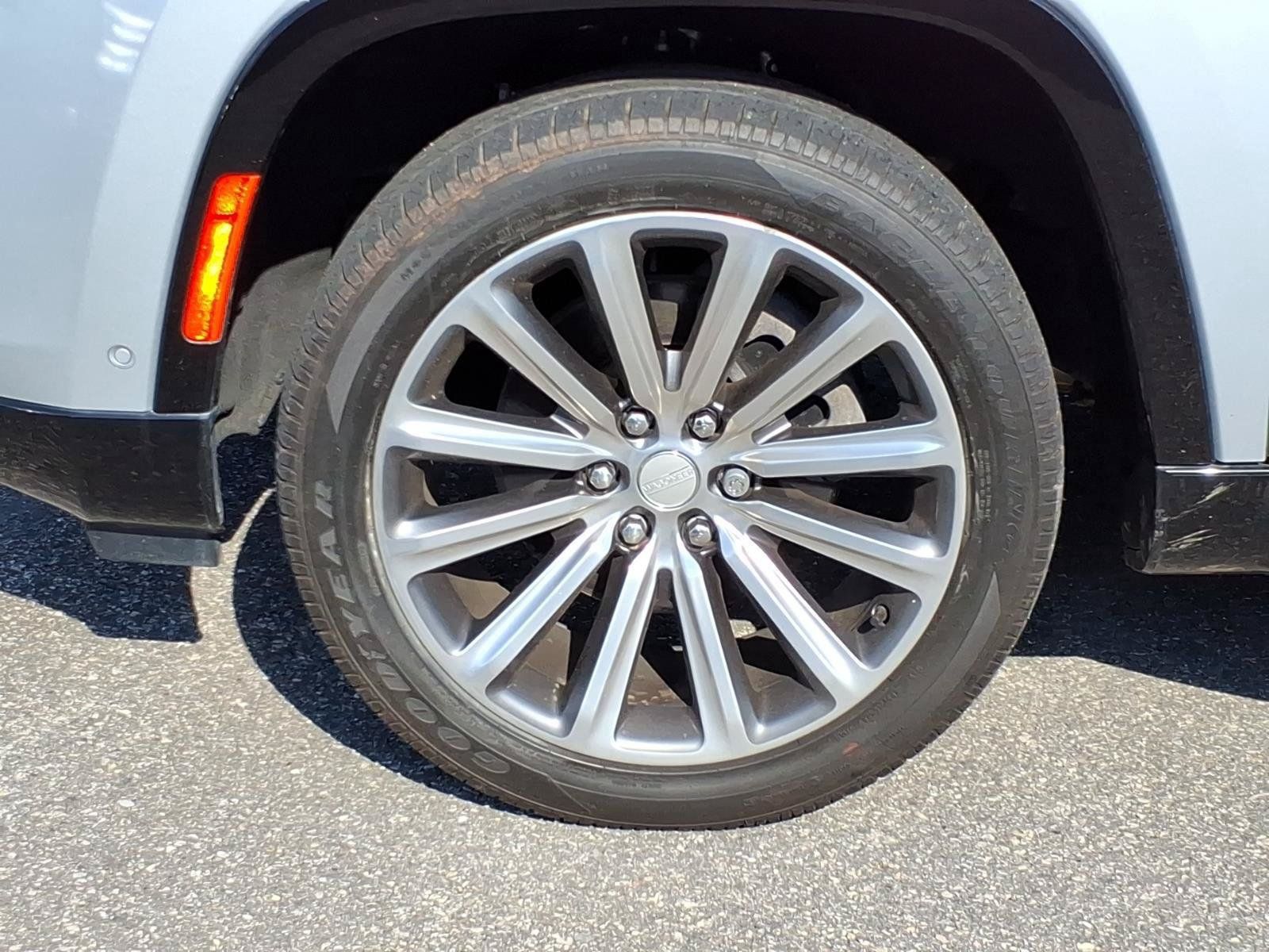 Used 2023 Jeep Wagoneer Series II AWD/4WD image 4