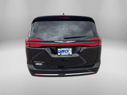 Used 2025 Chrysler Pacifica Select