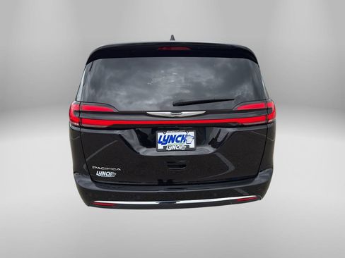 Used 2025 Chrysler Pacifica Select FWD image 4