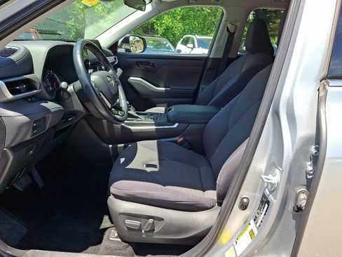 Used 2021 Toyota Highlander LE AWD/4WD image 3