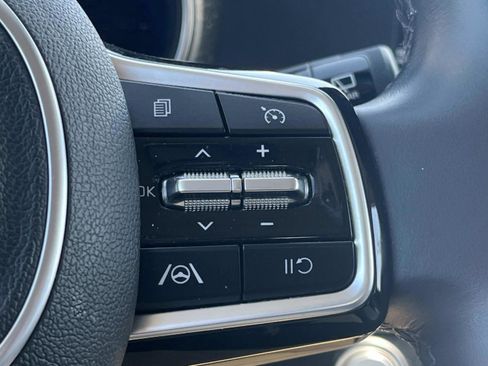 Used 2023 Kia Carnival LX FWD image 29