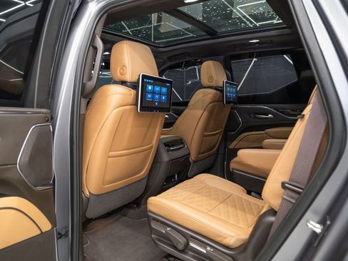 Used 2024 Cadillac Escalade Premium Luxury image 32