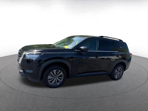 Used 2025 Nissan Pathfinder SV image 8