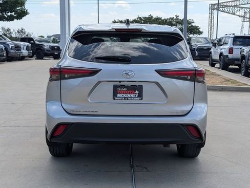 Used 2024 Toyota Highlander LE AWD/4WD image 7
