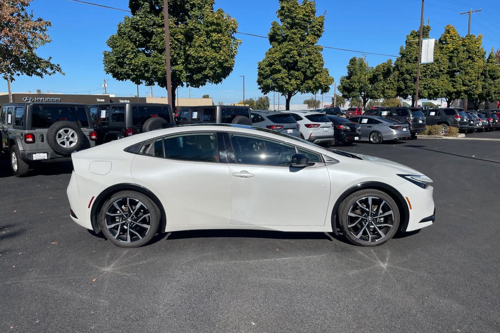 Used 2025 Toyota Prius Plug-In Hybrid FWD image 6