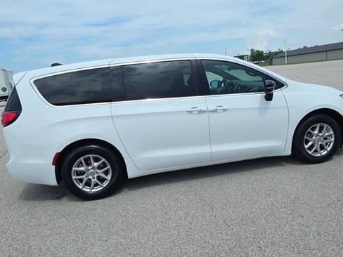 Used 2025 Chrysler Pacifica Select FWD image 8