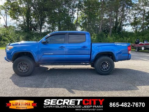 Used 2017 Toyota Tacoma TRD Sport w/ Tow Package (A/T) AWD/4WD image 8