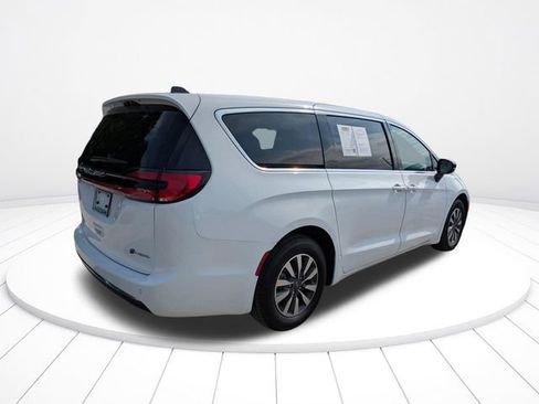 Used 2024 Chrysler Pacifica Limited FWD image 4