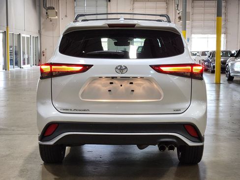 Used 2023 Toyota Highlander XSE FWD image 10