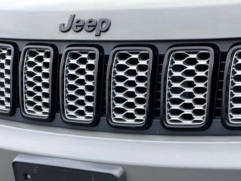 Used 2021 Jeep Grand Cherokee Laredo X image 3