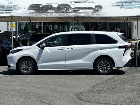 Used 2024 Toyota Sienna LE FWD image 7