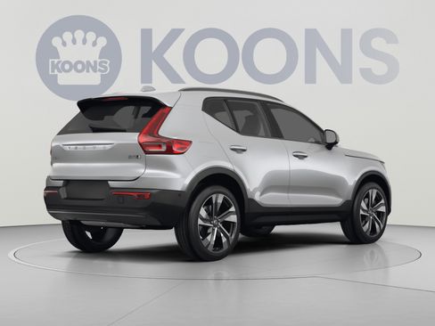 Used 2023 Volvo XC40 B4 Ultimate w/ Climate Package FWD image 4