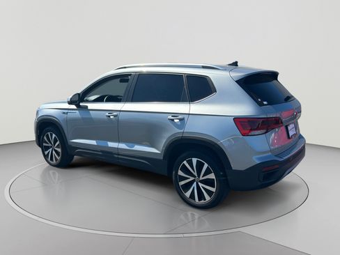 Used 2022 Volkswagen Taos SE FWD image 3