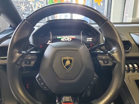 Used 2021 Lamborghini Huracan EVO image 28