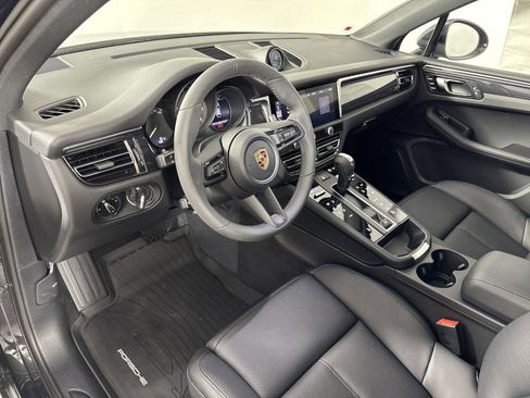 Certified 2025 Porsche Macan image 4