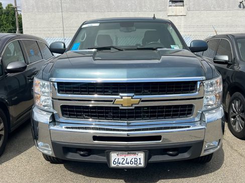 Used 2009 Chevrolet Silverado 2500 LTZ w/ Suspension Package, Off-Road AWD/4WD image 2