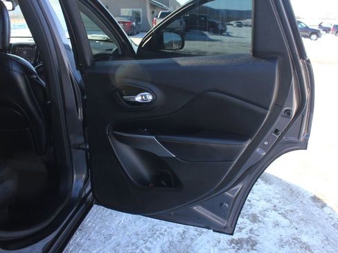 Used 2019 Jeep Cherokee Limited AWD/4WD image 29