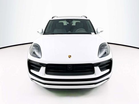 Certified 2025 Porsche Macan image 6