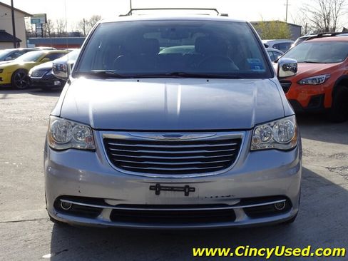 Used 2014 Chrysler Town & Country Touring-L w/ Driver Convenience Group FWD image 2