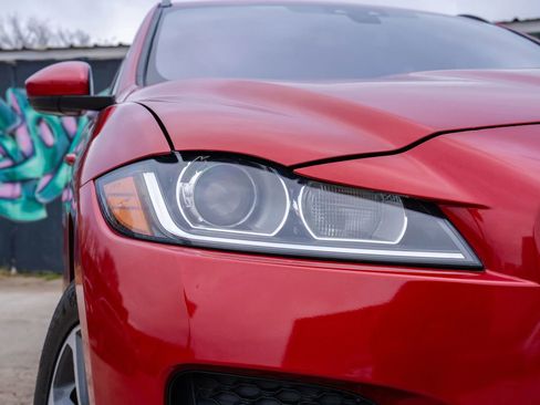 Used 2018 Jaguar F-PACE Premium image 25