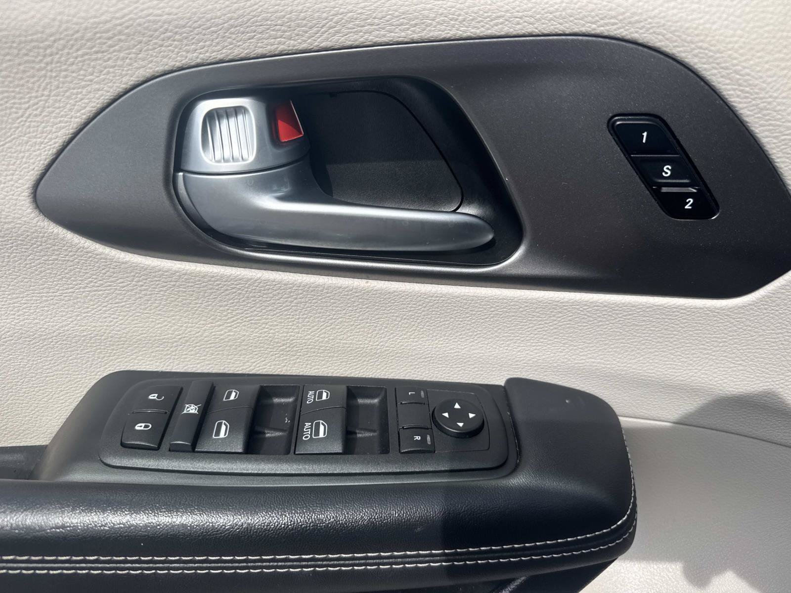 Used 2024 Chrysler Pacifica Touring-L FWD image 21