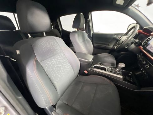 Used 2018 Toyota Tacoma TRD Sport w/ Technology Package AWD/4WD image 31