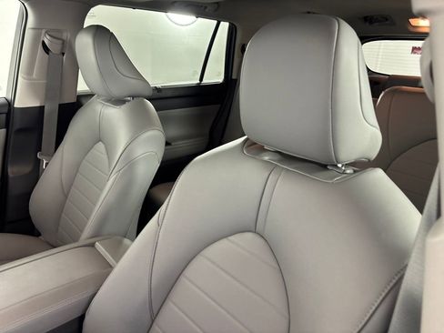 Certified 2024 Toyota Highlander XLE FWD image 10