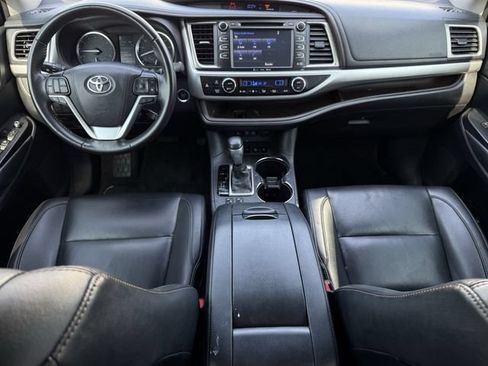 Used 2019 Toyota Highlander XLE AWD/4WD image 12