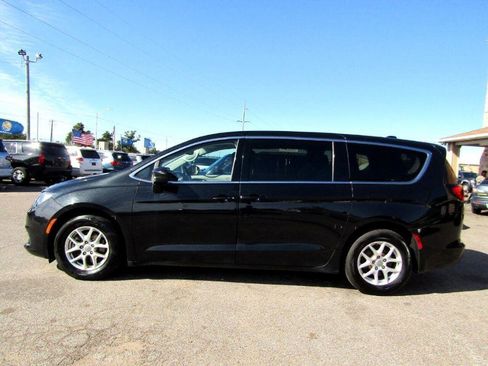 Used 2017 Chrysler Pacifica Touring FWD image 5
