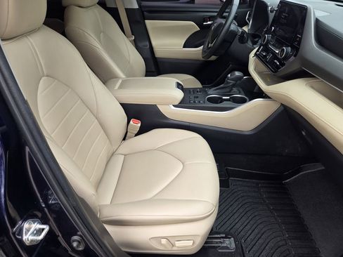 Used 2023 Toyota Highlander XLE image 13
