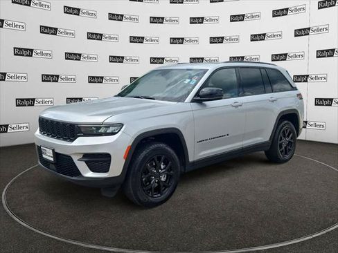 Used 2025 Jeep Grand Cherokee Altitude AWD/4WD image 2