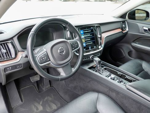Used 2021 Volvo S60 T5 Momentum image 12