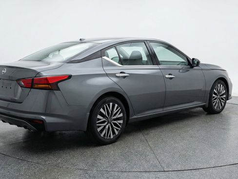 Used 2025 Nissan Altima 2.5 SV image 9