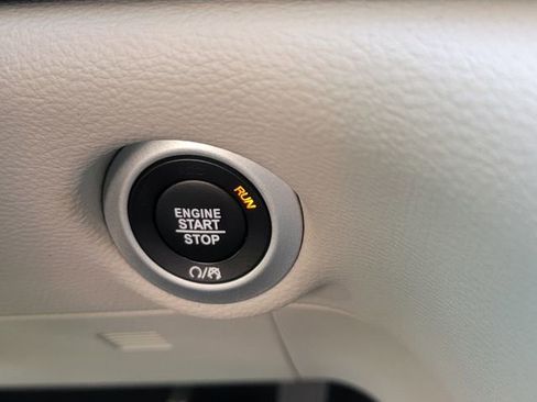 Used 2022 Chrysler Pacifica Touring-L image 20