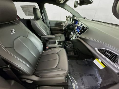New 2026 Chrysler Pacifica Select image 26