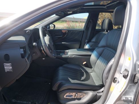 Used 2023 Lexus LS 500 w/ Luxury Package image 9