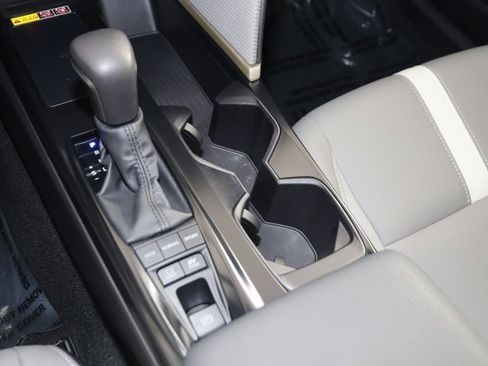 Used 2025 Toyota Camry SE image 27