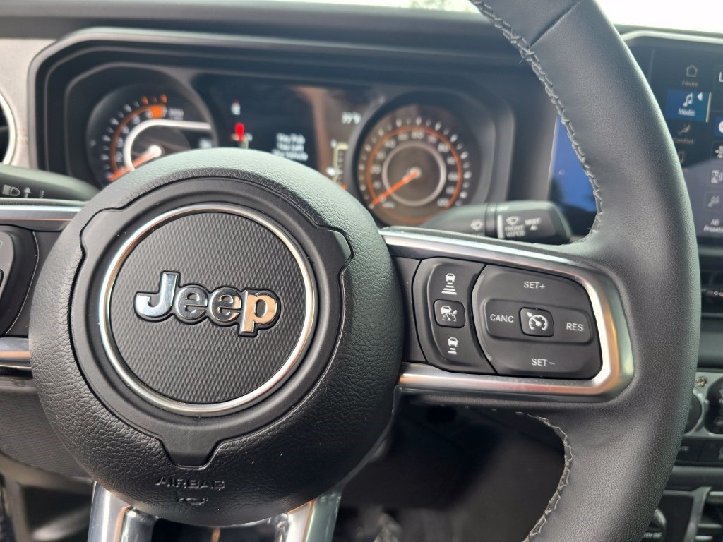 Used 2026 Jeep Wrangler Unlimited Sahara AWD/4WD image 18