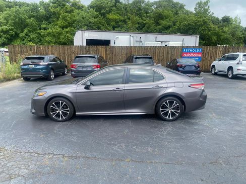 Used 2019 Toyota Camry SE FWD image 5