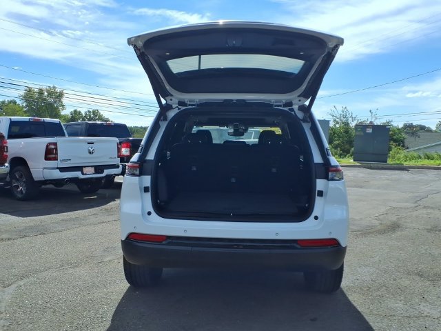 Certified 2023 Jeep Grand Cherokee Altitude AWD/4WD image 8