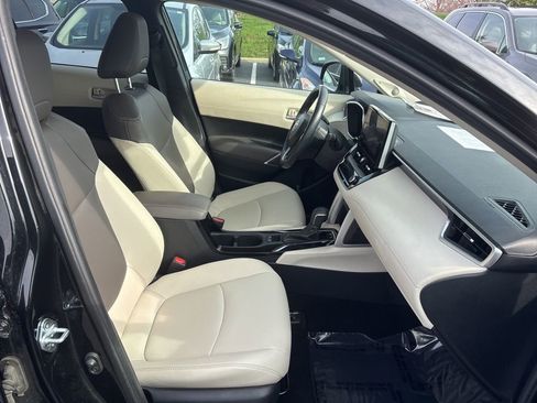 Used 2023 Toyota Corolla Cross XLE w/ Convenience Package image 10