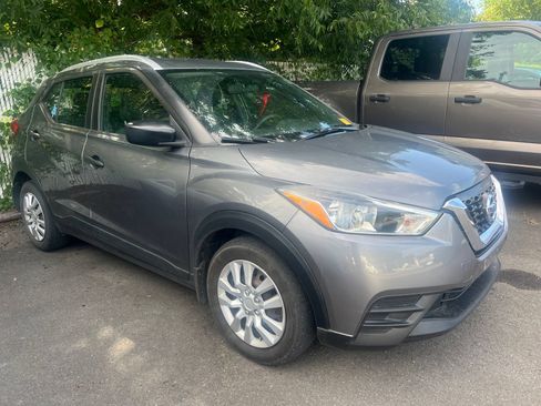 Used 2019 Nissan Kicks S FWD image 2