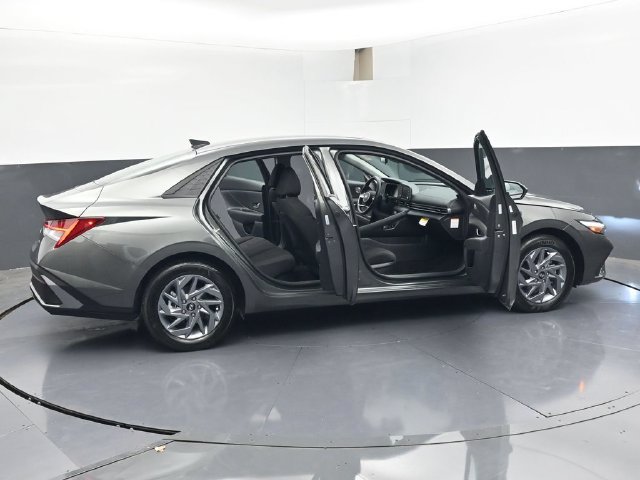 Used 2026 Hyundai Elantra Hybrid FWD image 46