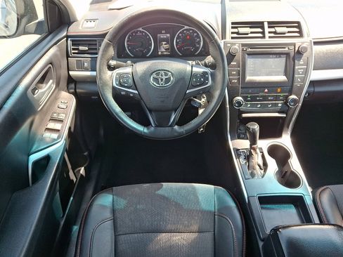Used 2017 Toyota Camry SE w/ Moonroof Package FWD image 11