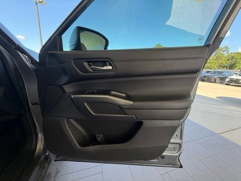 Used 2023 Nissan Pathfinder SL AWD/4WD image 30