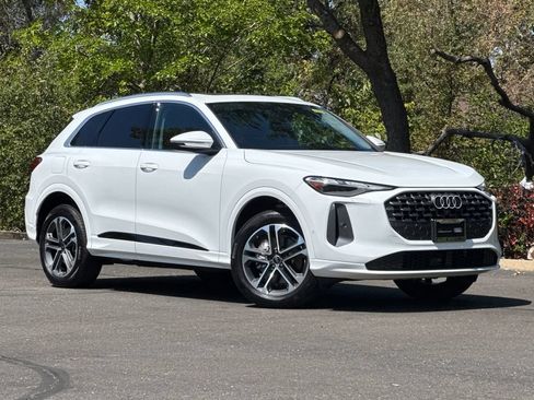 Certified 2025 Audi Q5 Premium AWD/4WD image 2
