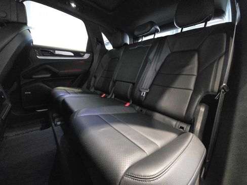 Used 2024 Porsche Cayenne S AWD/4WD image 18