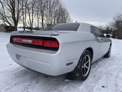 Used 2010 Dodge Challenger SE image 3