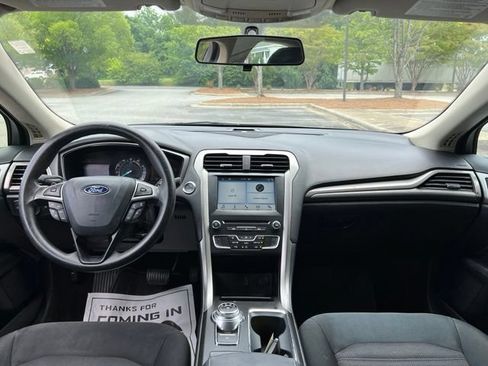 Used 2018 Ford Fusion SE FWD image 25